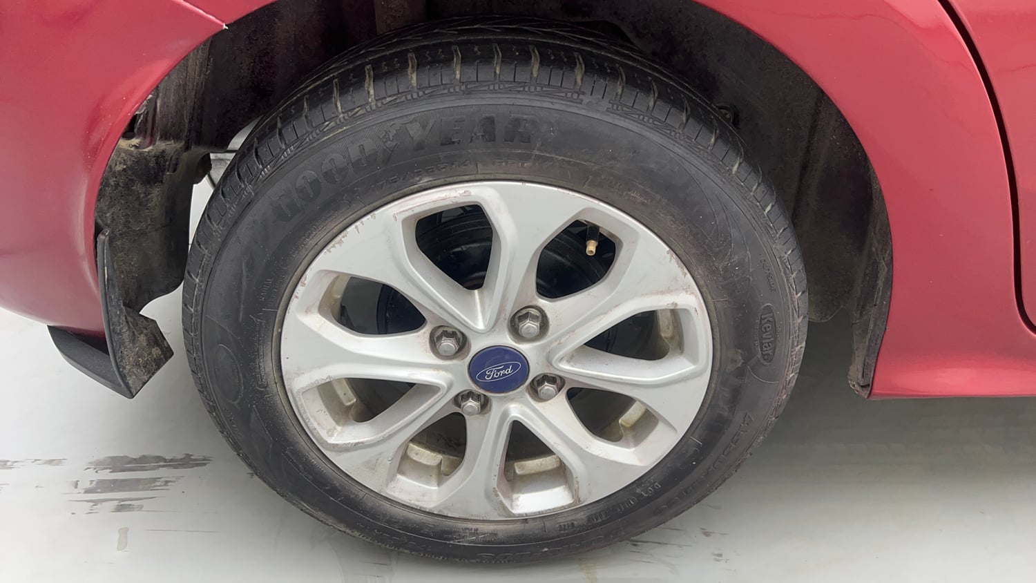 Used 2017 Ford Figo Aspire Titanium 1.2 Ti-VCT Petrol Manual tyres RIGHT REAR TYRE RIM VIEW