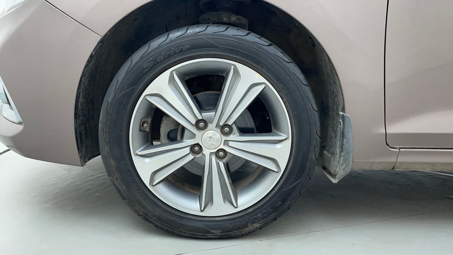 Used 2019 Hyundai Verna SX (O)1.6 VTVT Petrol Manual tyres LEFT FRONT TYRE RIM VIEW
