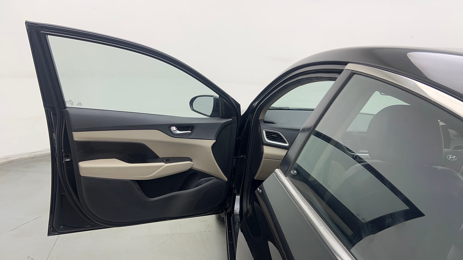 Used 2018 Hyundai Verna EX 1.6 VTVT AT Petrol Automatic interior LEFT FRONT DOOR OPEN VIEW