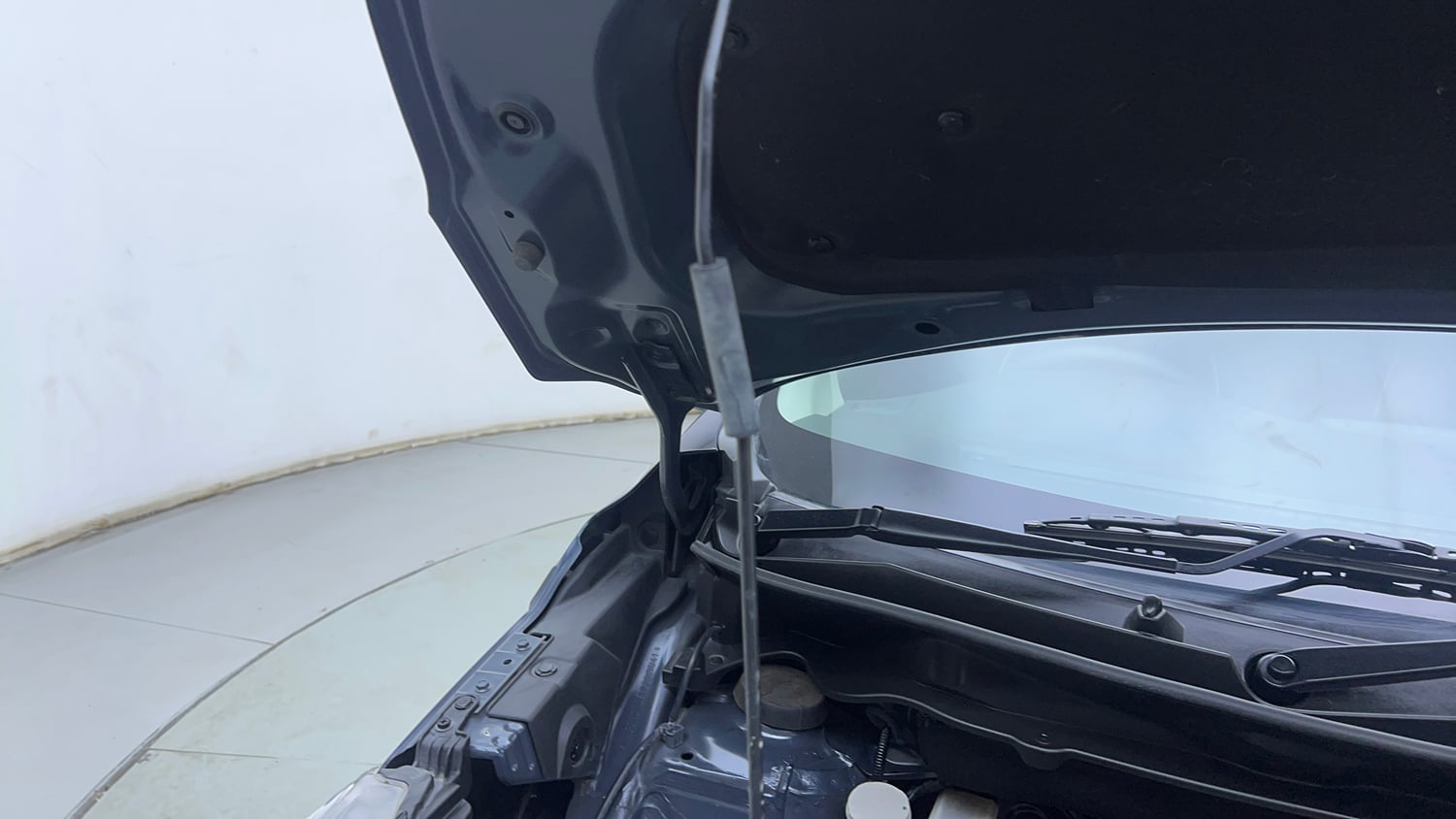 Used 2023 Maruti Suzuki XL6 Alpha AT Petrol Petrol Automatic engine ENGINE RIGHT SIDE HINGE & APRON VIEW