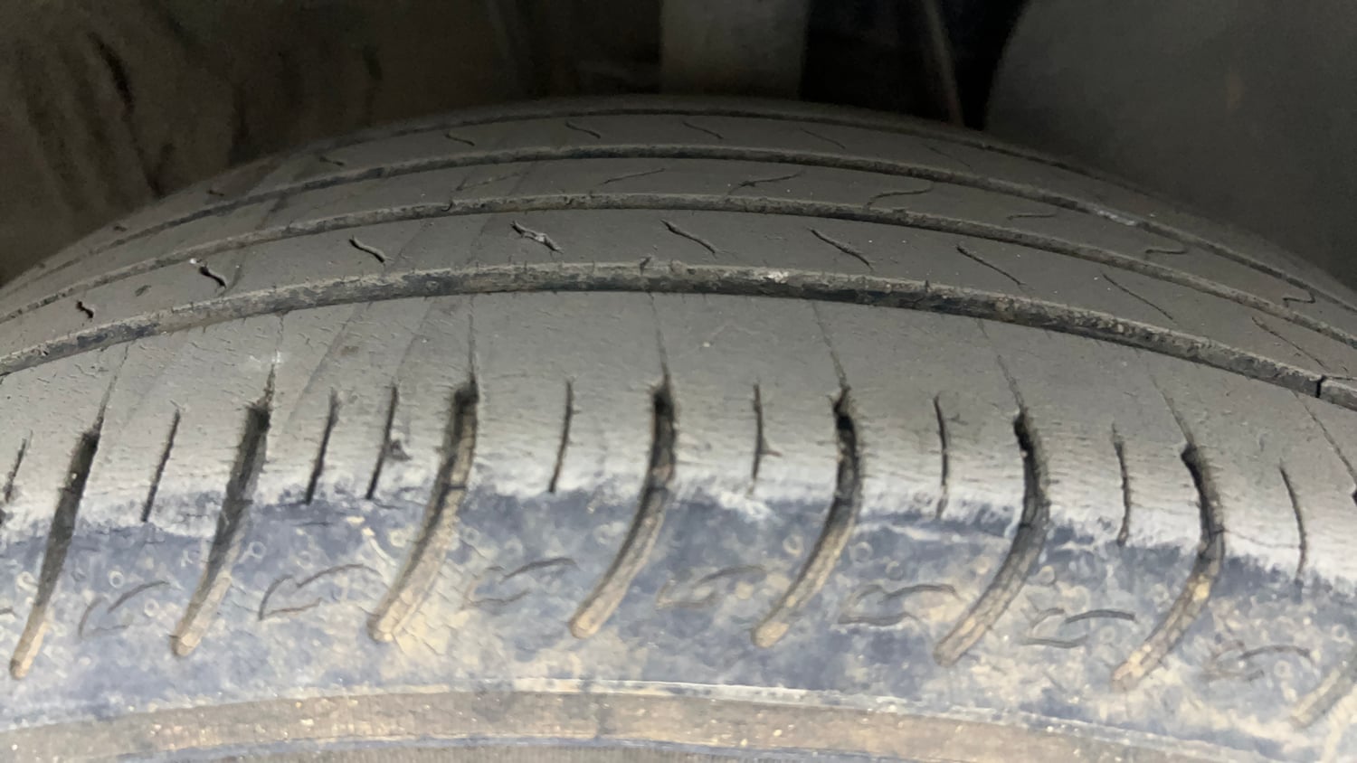 Used 2022 Kia Carens Prestige Plus 1.4 Petrol MT 7 STR Petrol Manual tyres RIGHT FRONT TYRE TREAD VIEW