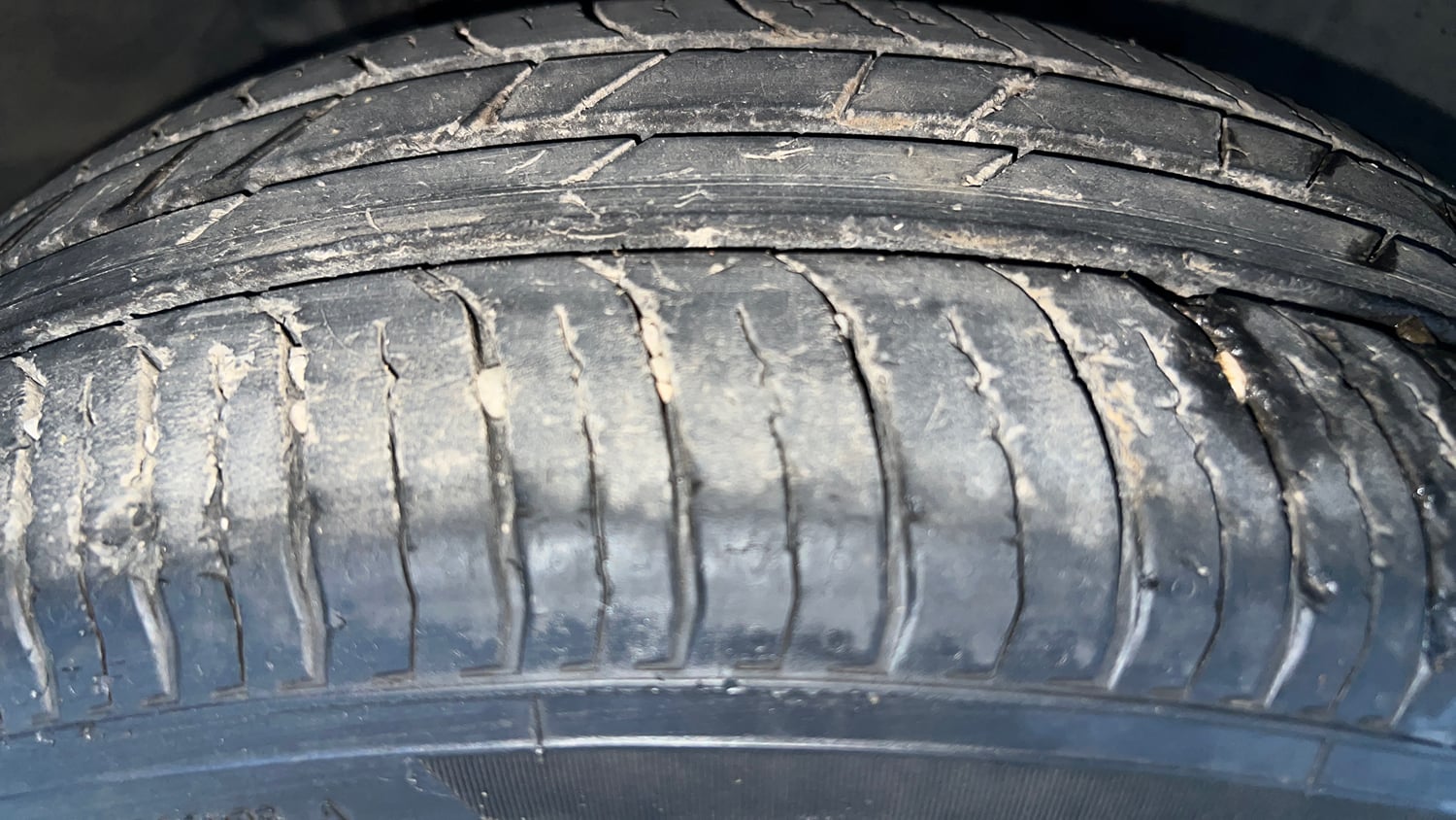Used 2023 Renault Triber RXZ EASY-R AMT Petrol Automatic tyres RIGHT FRONT TYRE TREAD VIEW