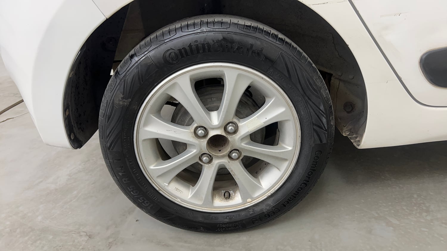 Used 2014 Hyundai Grand i10 Asta AT 1.2 Kappa VTVT Petrol Automatic tyres RIGHT REAR TYRE RIM VIEW