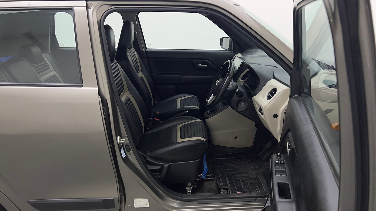 Used 2024 Maruti Suzuki Wagon R VXI 1.0 CNG Cng Manual interior RIGHT SIDE FRONT DOOR CABIN VIEW