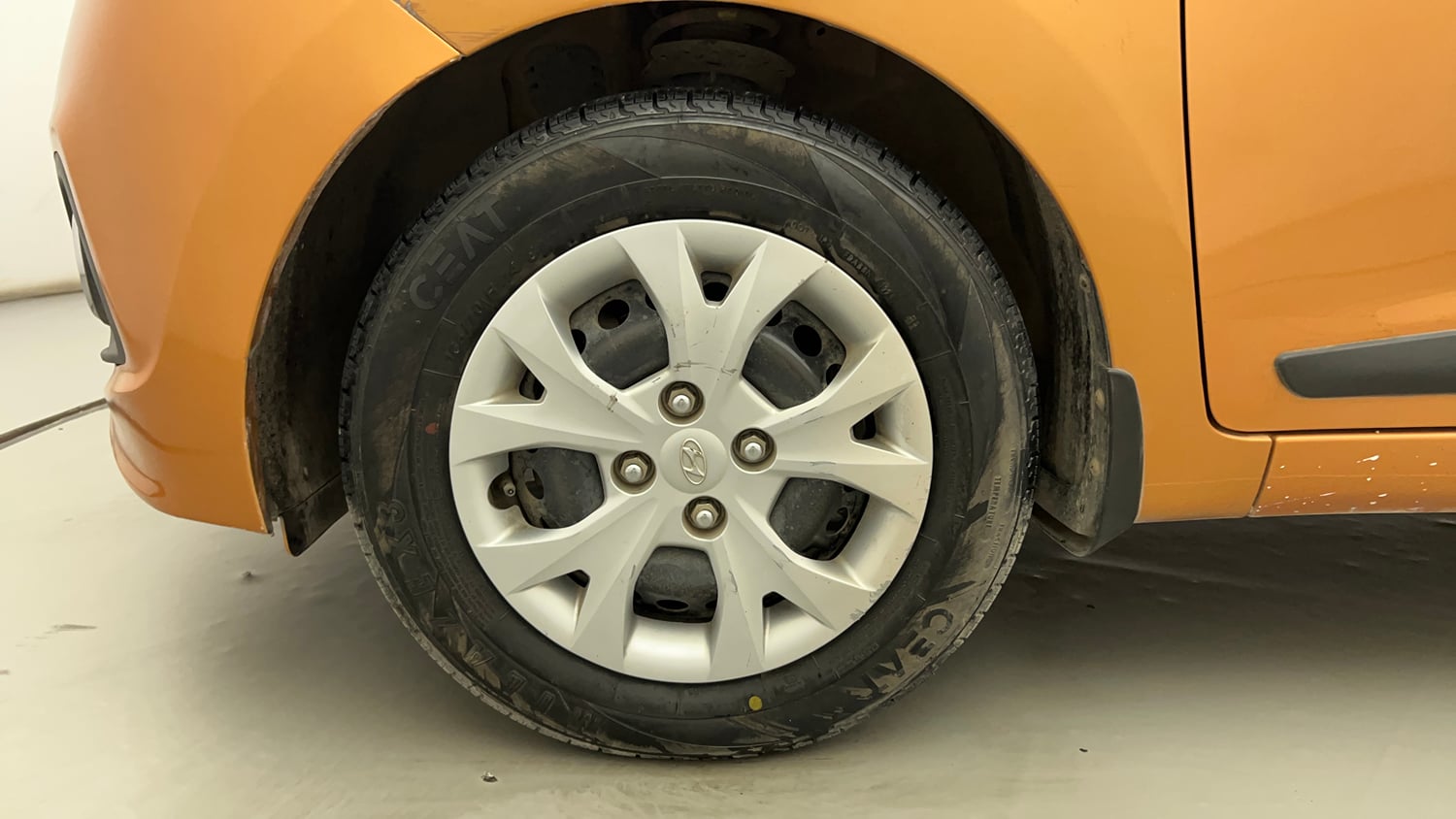 Used 2015 Hyundai Grand i10 Sportz 1.2 Kappa VTVT Petrol Manual tyres LEFT FRONT TYRE RIM VIEW