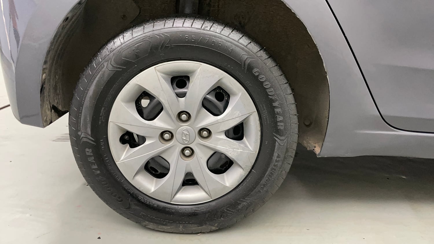 Used 2017 Hyundai Elite i20 Sportz 1.2 Petrol Manual tyres RIGHT REAR TYRE RIM VIEW