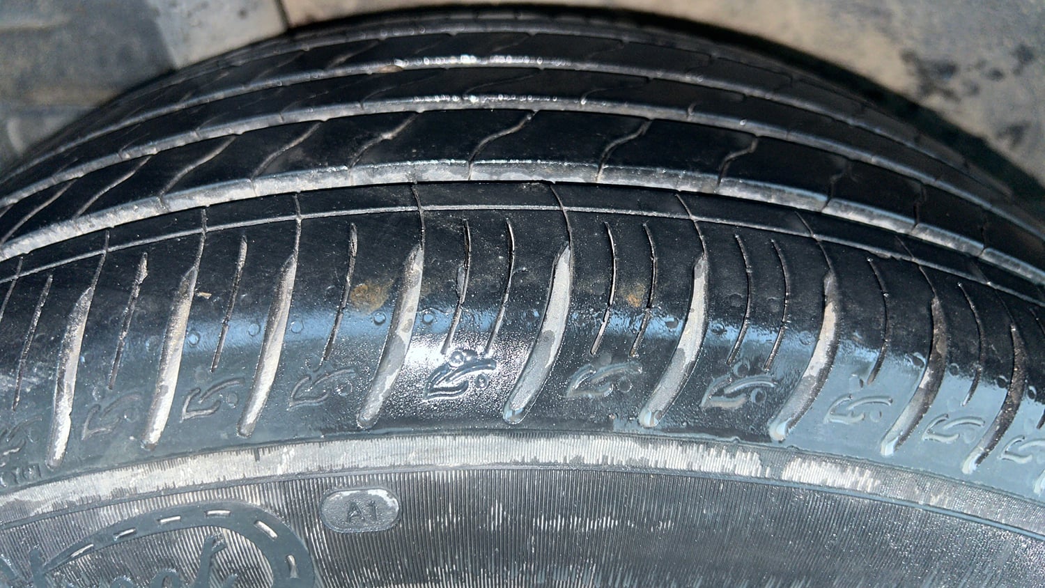 Used 2024 Hyundai Venue SX (O) 1.0 Turbo DCT Petrol Automatic tyres RIGHT REAR TYRE TREAD VIEW