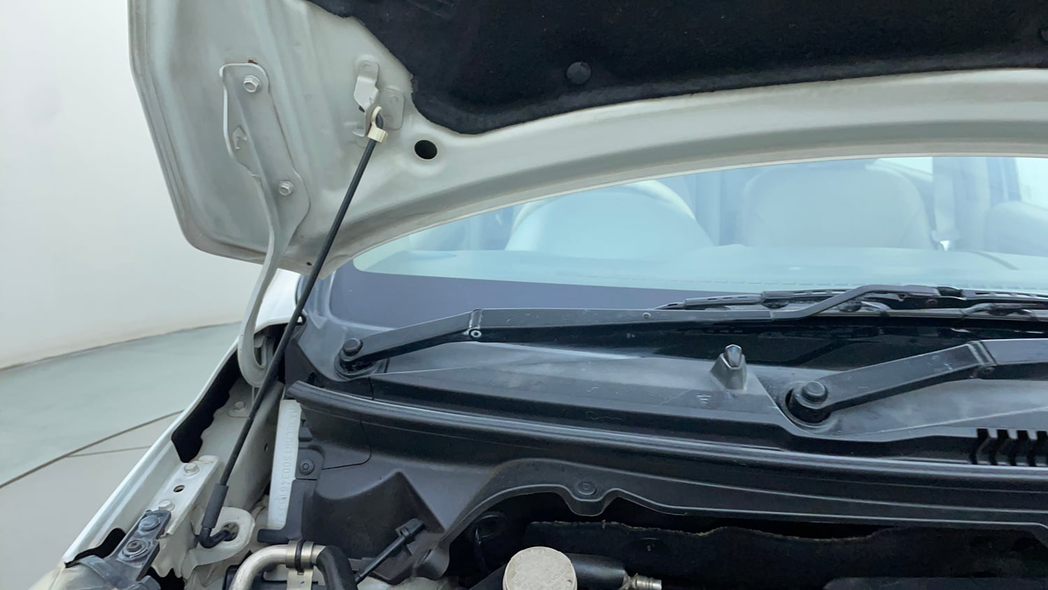 Used 2016 Maruti Suzuki Ertiga ZXI+ Petrol Manual engine ENGINE RIGHT SIDE HINGE & APRON VIEW