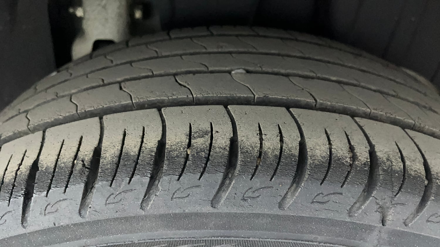 Used 2021 Mahindra XUV 300 W8 (O) 1.5 Diesel AMT Diesel Automatic tyres LEFT REAR TYRE TREAD VIEW