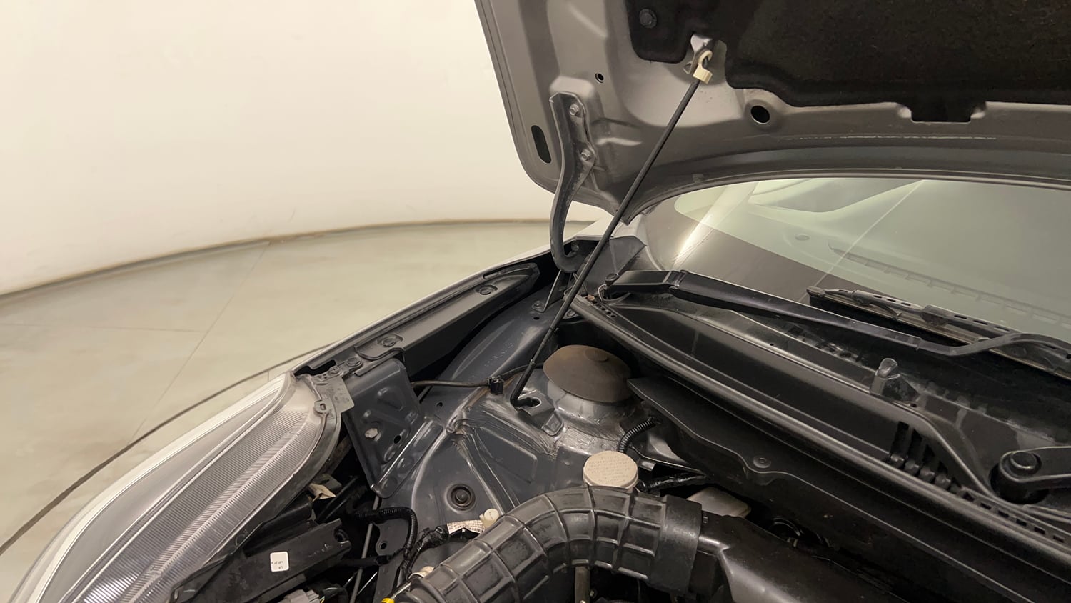 Used 2020 Maruti Suzuki Baleno Zeta Petrol Manual engine ENGINE RIGHT SIDE HINGE & APRON VIEW