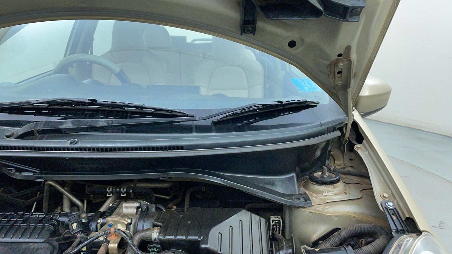 Used 2014 Honda Mobilio V Petrol Petrol Manual engine ENGINE LEFT SIDE HINGE & APRON VIEW