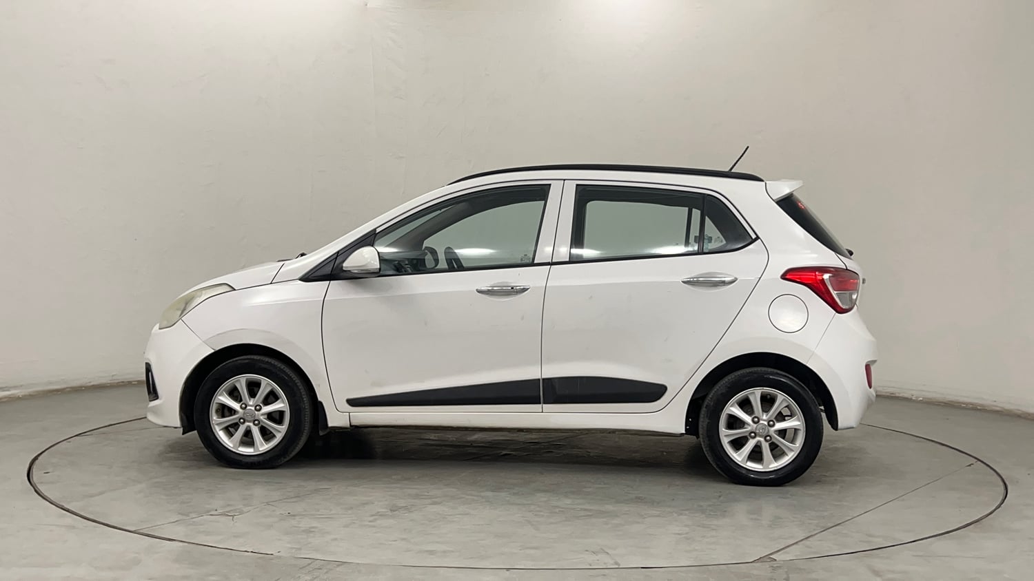 Used 2014 Hyundai Grand i10 Asta AT 1.2 Kappa VTVT Petrol Automatic exterior LEFT SIDE VIEW