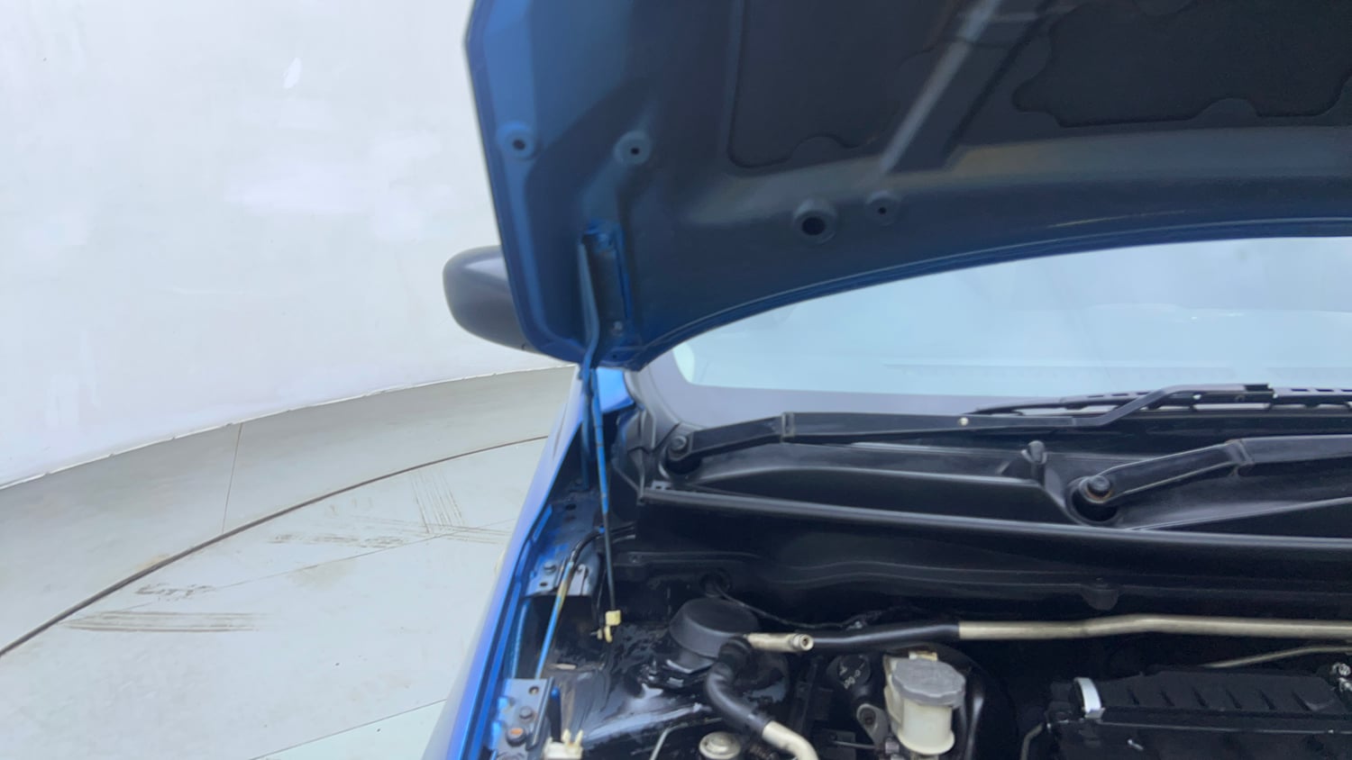 Used 2015 Maruti Suzuki Celerio VXi AMT Petrol Automatic engine ENGINE RIGHT SIDE HINGE & APRON VIEW