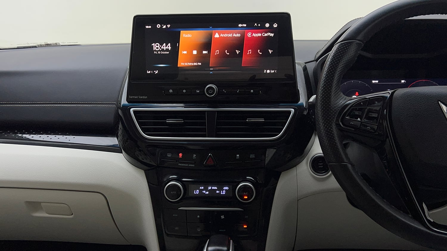 Used 2024 Mahindra XUV 3XO AX7L 1.2 Petrol AT Petrol Automatic interior MUSIC SYSTEM & AC CONTROL VIEW