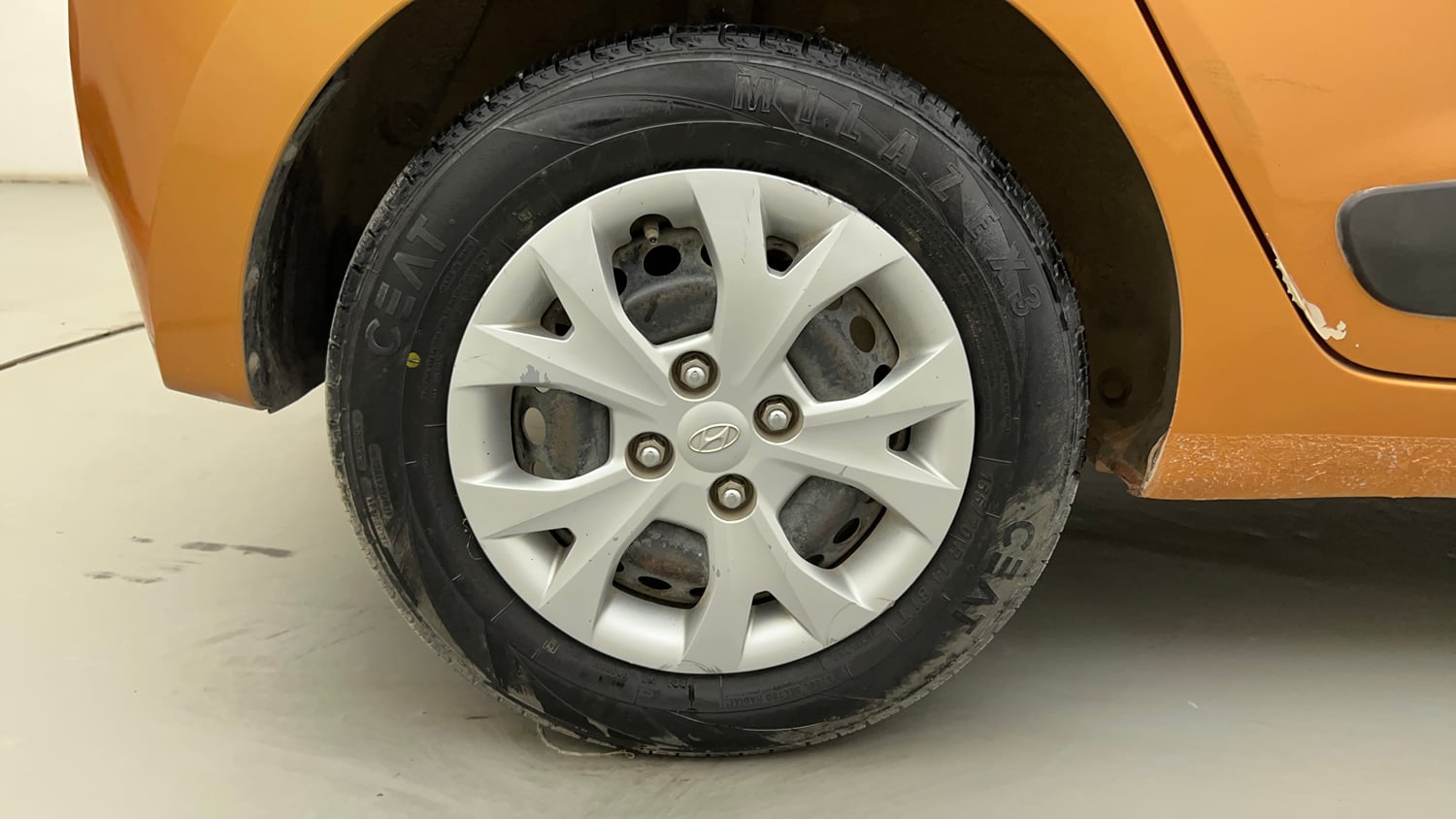 Used 2015 Hyundai Grand i10 Sportz 1.2 Kappa VTVT Petrol Manual tyres RIGHT REAR TYRE RIM VIEW
