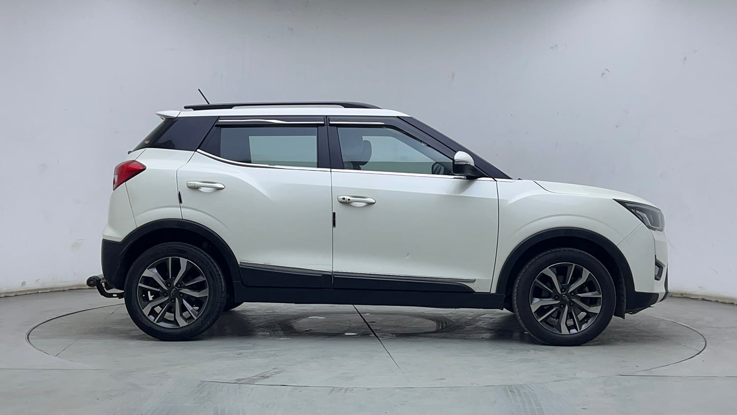 Used 2021 Mahindra XUV 300 W8 (O) 1.5 Diesel AMT Diesel Automatic exterior RIGHT SIDE VIEW