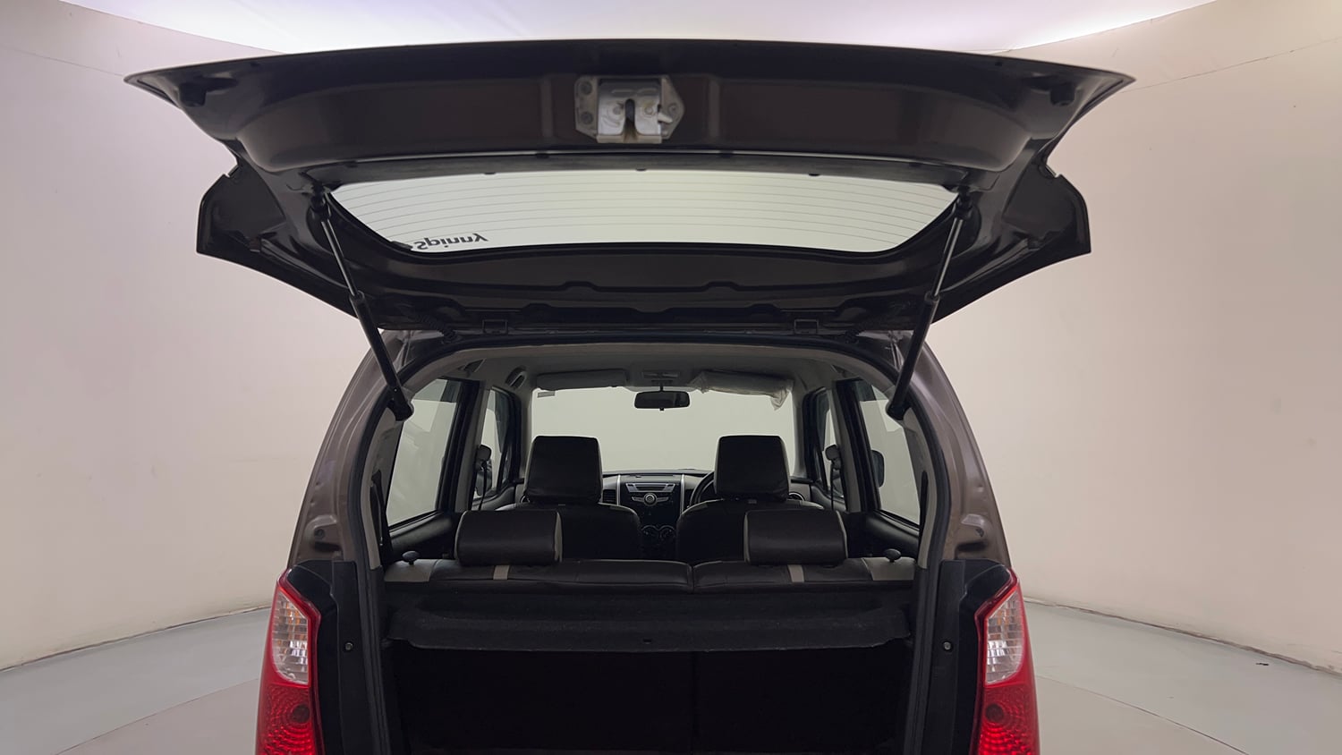 Used 2015 Maruti Suzuki Wagon R VXI Petrol Manual interior DICKY DOOR OPEN VIEW