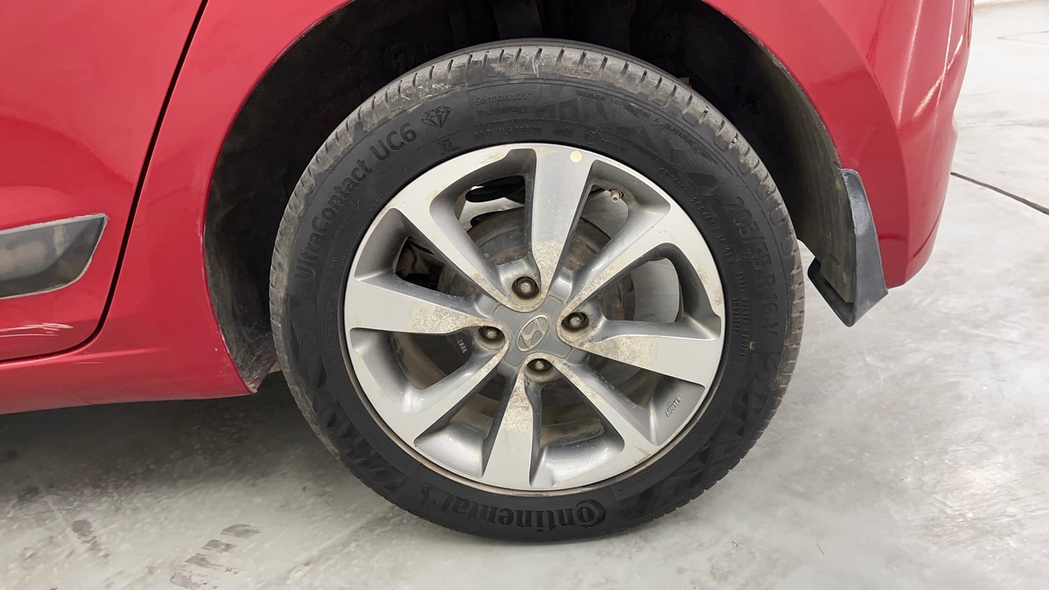 Used 2015 Hyundai Elite i20 Asta 1.2 Petrol Manual tyres LEFT REAR TYRE RIM VIEW