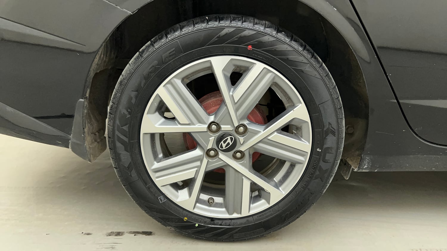 Used 2024 Hyundai Verna SX 1.5 Petrol MT Petrol Manual tyres RIGHT REAR TYRE RIM VIEW