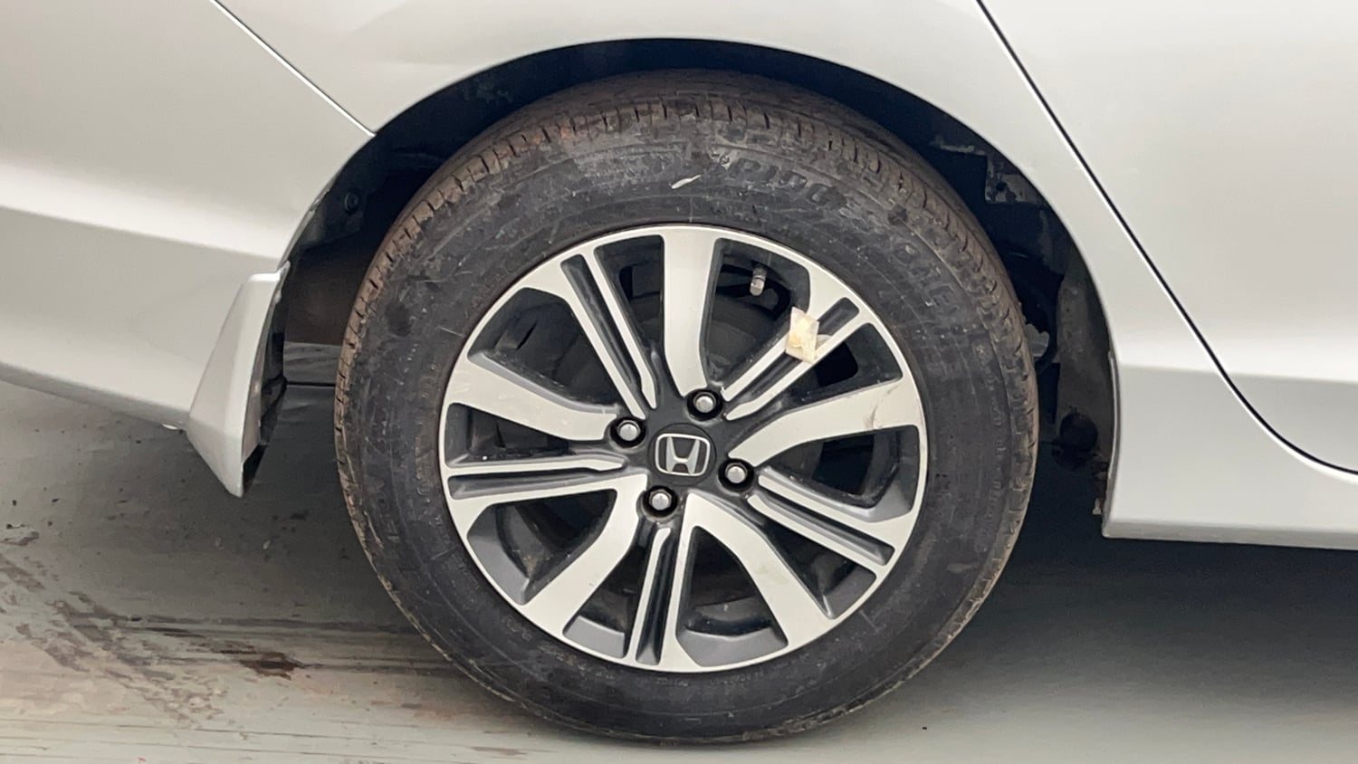 Used 2018 Honda City V Petrol Petrol Manual tyres RIGHT REAR TYRE RIM VIEW
