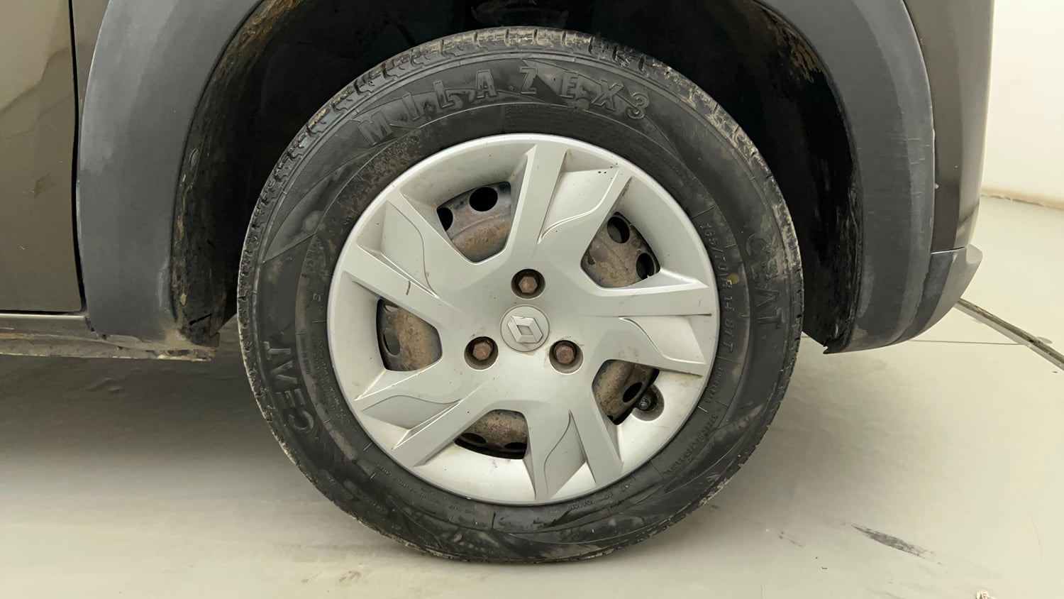 Used 2020 Renault Kwid RXT 1.0 Opt Petrol Manual tyres RIGHT FRONT TYRE RIM VIEW