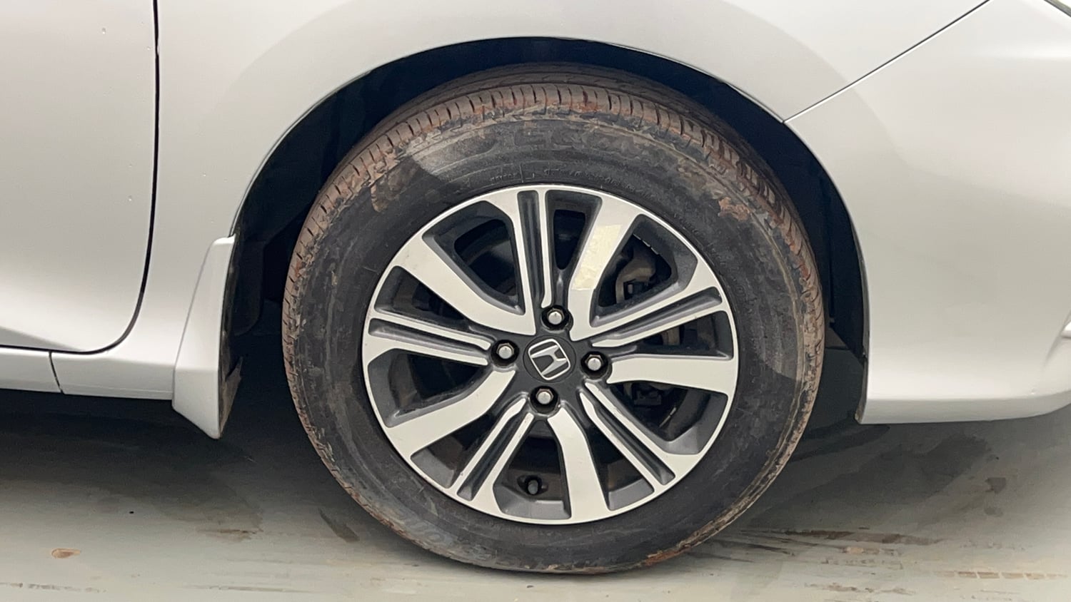 Used 2018 Honda City V Petrol Petrol Manual tyres RIGHT FRONT TYRE RIM VIEW