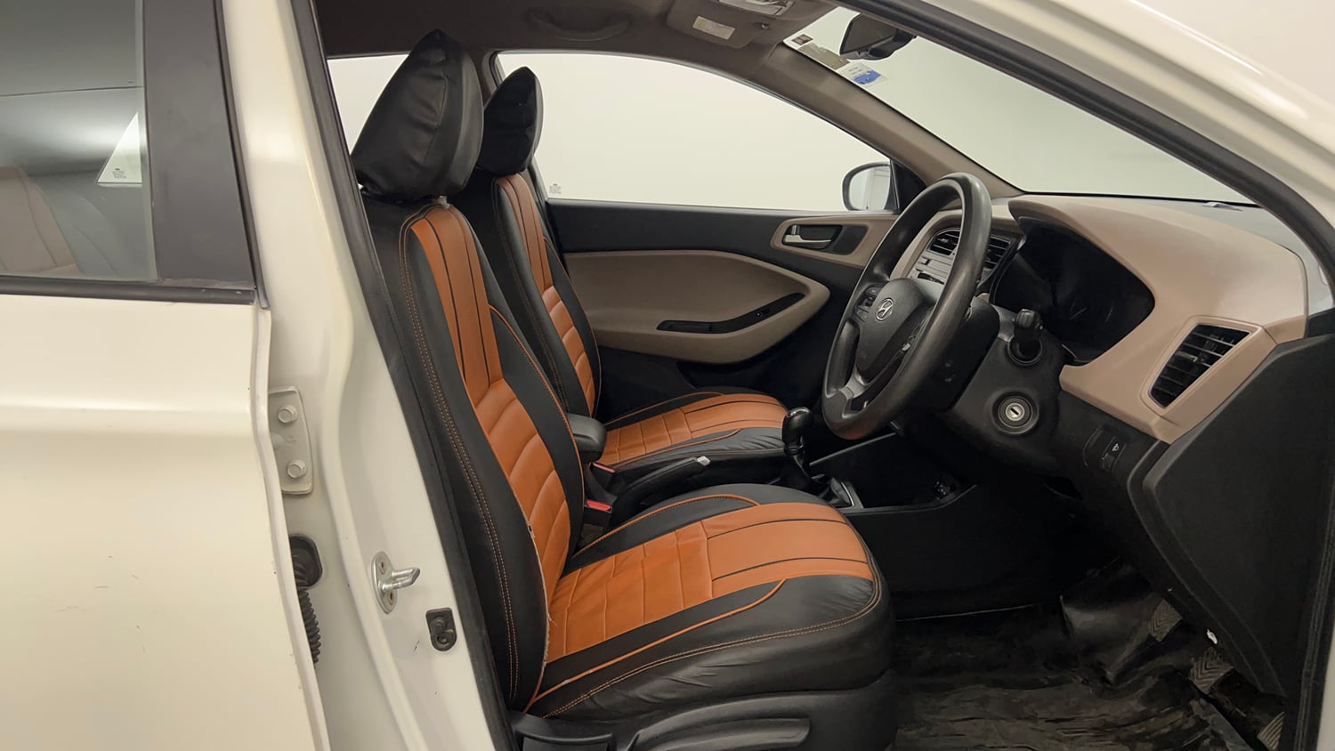 Used 2016 Hyundai Elite i20 Sportz 1.2 Petrol Manual interior RIGHT SIDE FRONT DOOR CABIN VIEW