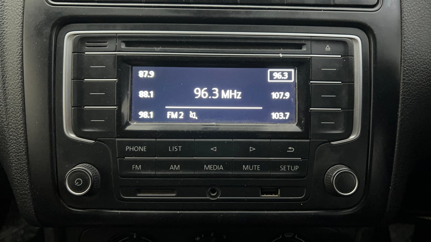 Used 2016 Volkswagen Polo Comfortline 1.2L (P) Petrol Manual top_features Integrated (in-dash) music system