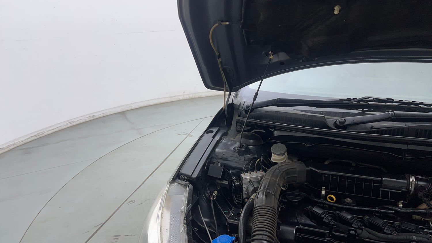 Used 2020 Maruti Suzuki Ciaz Delta Hybrid 1.5 AT Petrol Automatic engine ENGINE RIGHT SIDE HINGE & APRON VIEW