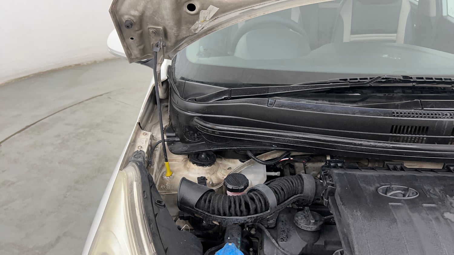 Used 2014 Hyundai Grand i10 Asta AT 1.2 Kappa VTVT Petrol Automatic engine ENGINE RIGHT SIDE HINGE & APRON VIEW