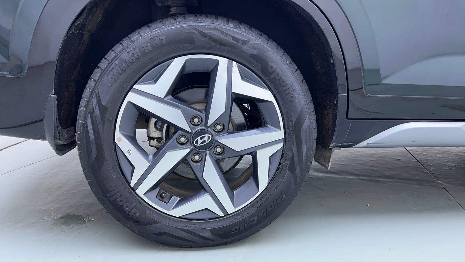 Used 2024 Hyundai Alcazar Executive 1.5 Petrol MT 7STR Petrol Manual tyres RIGHT REAR TYRE RIM VIEW