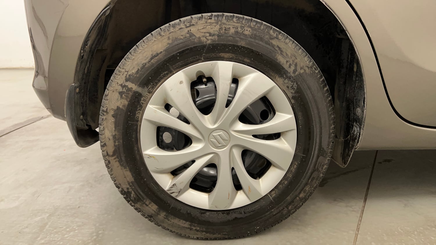 Used 2020 Maruti Suzuki Swift VXi AMT Petrol Automatic tyres RIGHT REAR TYRE RIM VIEW