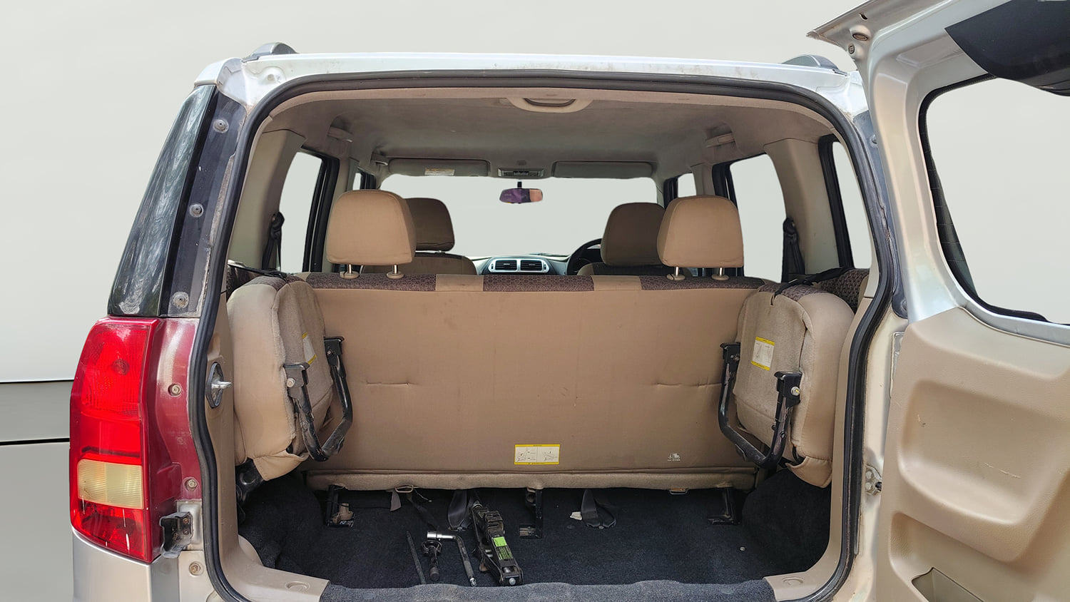 Used 2017 Mahindra TUV300 T8 mHAWK100 Diesel Manual interior DICKY INSIDE VIEW
