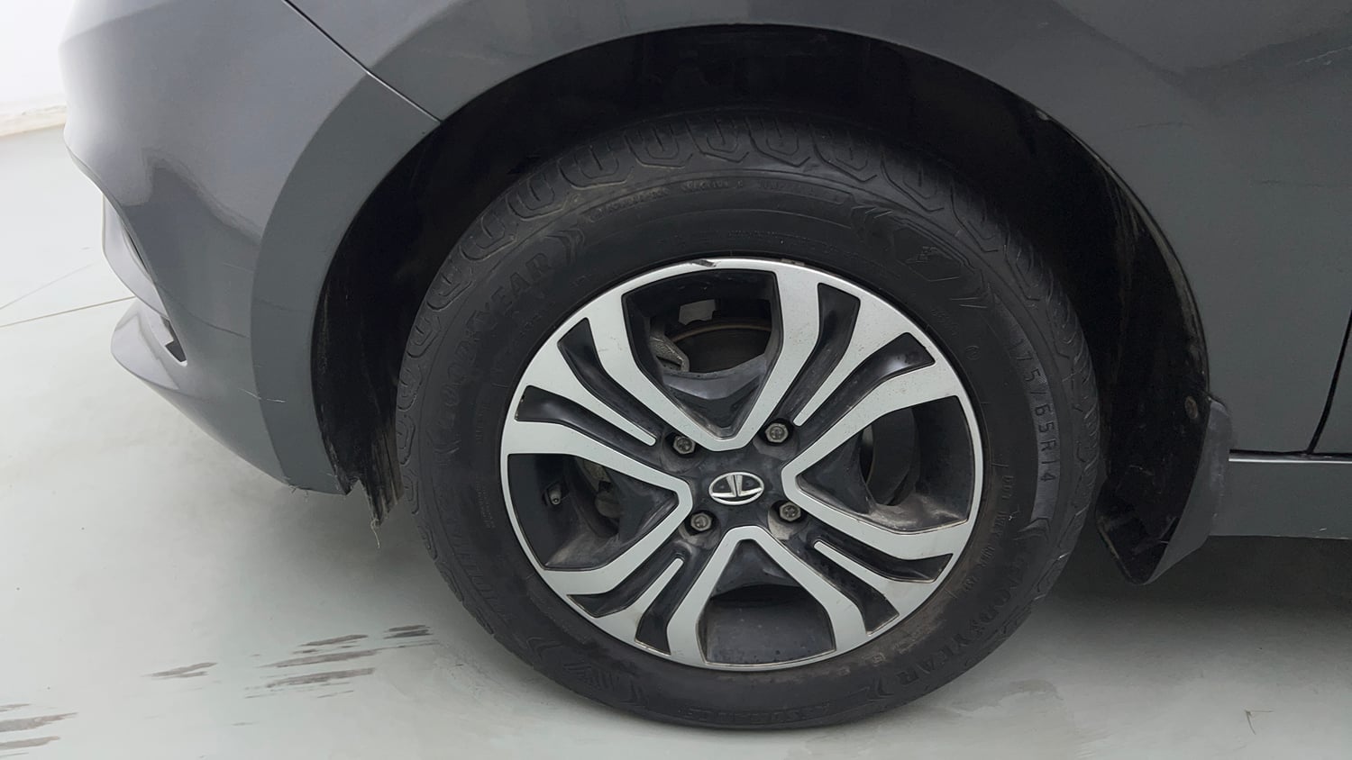 Used 2022 Tata Tiago XT Petrol Manual tyres LEFT FRONT TYRE RIM VIEW