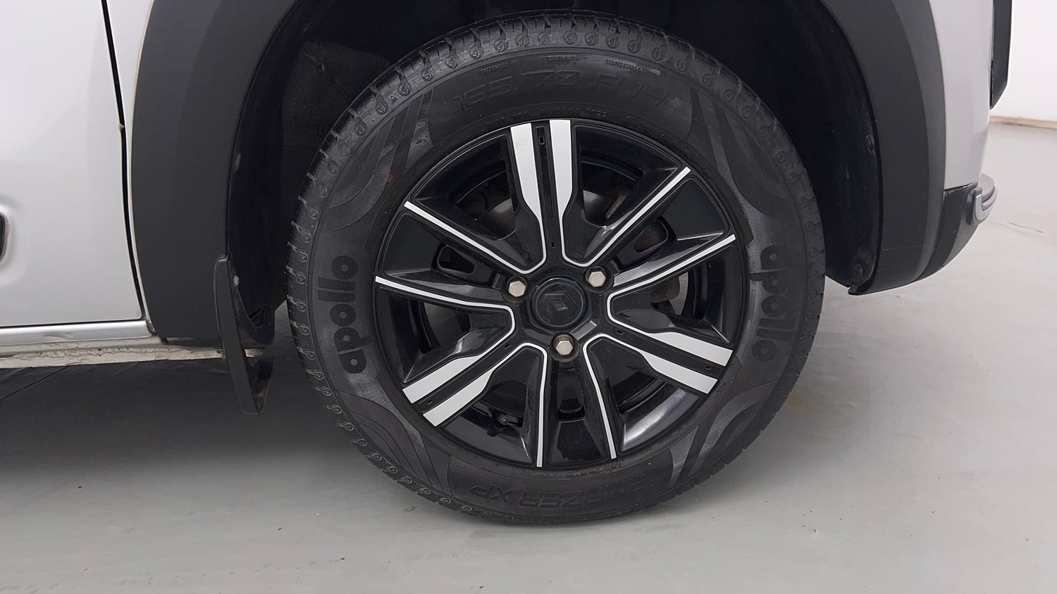 Used 2022 Renault Kwid CLIMBER 1.0 AMT (O) Petrol Automatic tyres RIGHT FRONT TYRE RIM VIEW