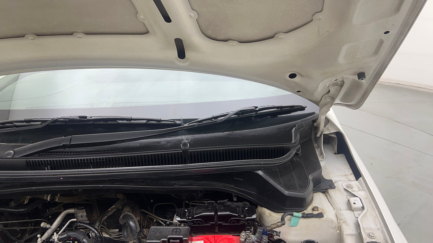 Used 2021 Hyundai i20 Sportz 1.2 MT Petrol Manual engine ENGINE LEFT SIDE HINGE & APRON VIEW