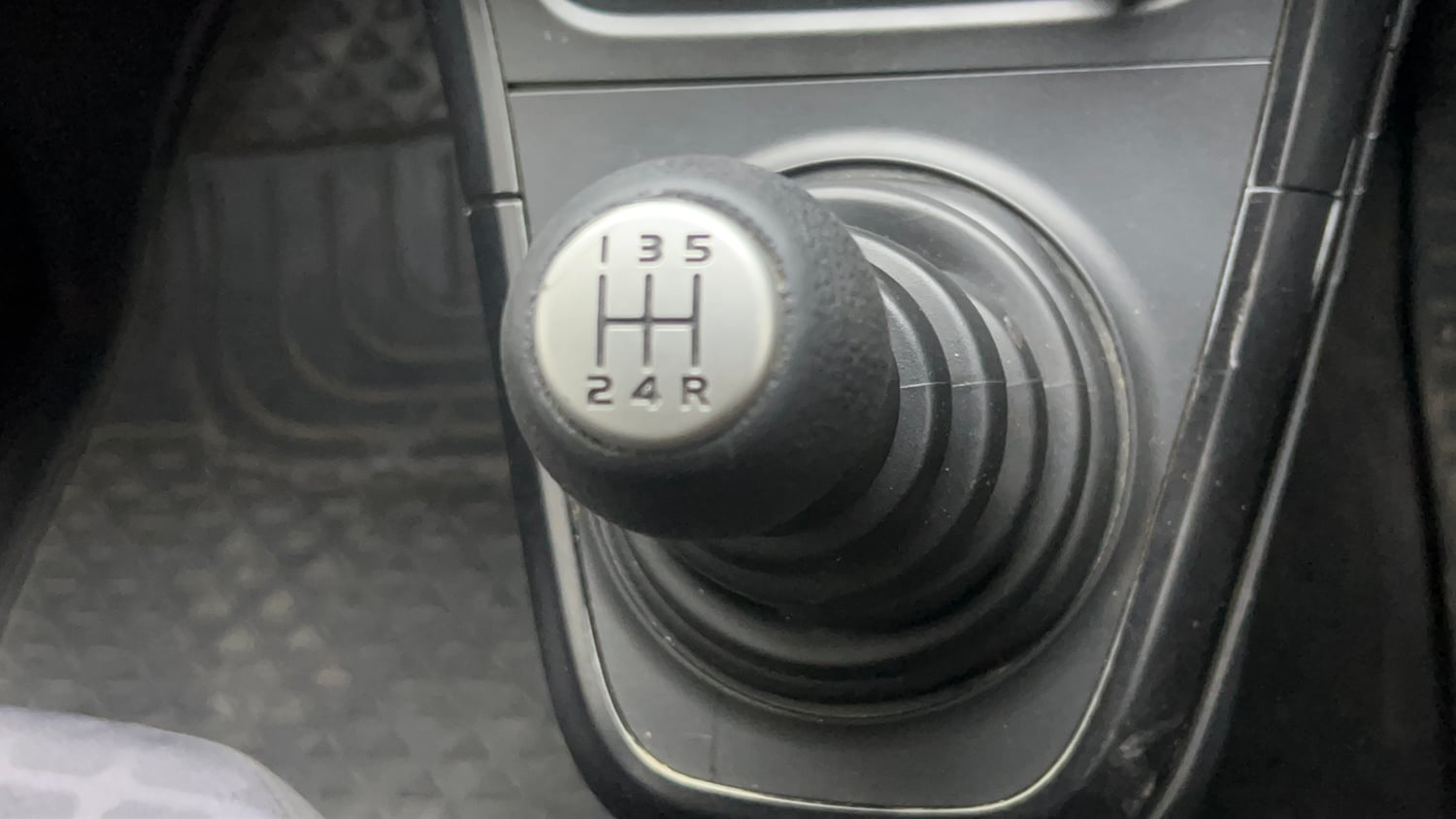 Used 2013 Maruti Suzuki Ritz Lxi BS-IV Petrol Manual interior GEAR  KNOB VIEW