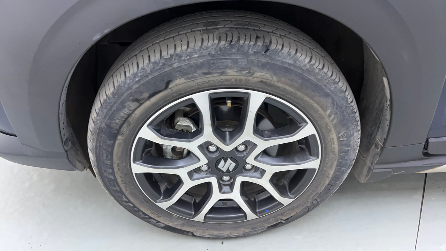 Used 2023 Maruti Suzuki XL6 Alpha AT Petrol Petrol Automatic tyres LEFT FRONT TYRE RIM VIEW