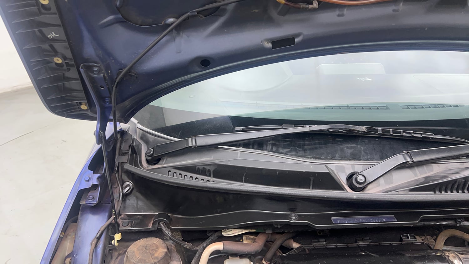 Used 2017 Maruti Suzuki Ignis Alpha 1.2 MT Petrol Manual engine ENGINE RIGHT SIDE HINGE & APRON VIEW