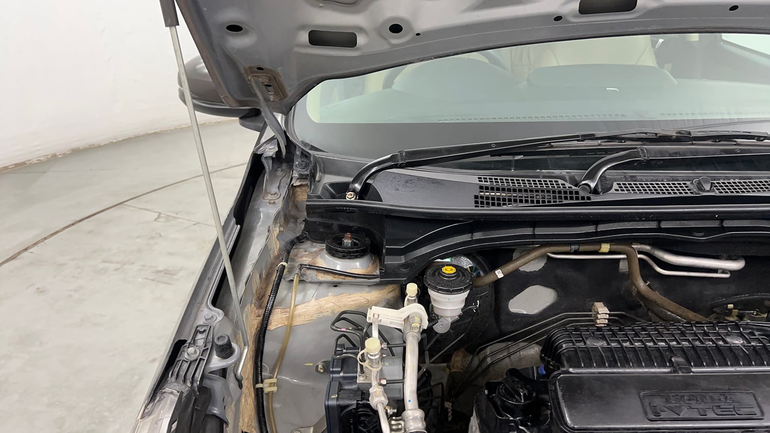 Used 2020 Honda Amaze 1.2 VX CVT Petrol Petrol Automatic engine ENGINE RIGHT SIDE HINGE & APRON VIEW