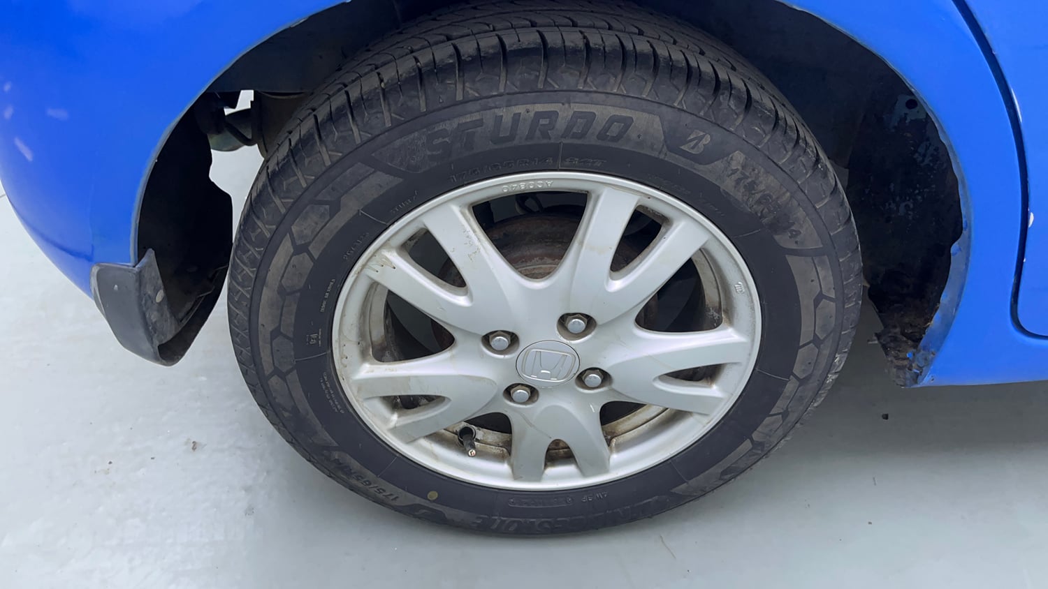 Used 2013 Honda Brio V MT Petrol Manual tyres RIGHT REAR TYRE RIM VIEW