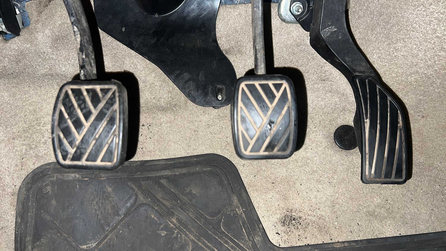 Used 2015 Maruti Suzuki Ertiga Vxi Petrol Manual interior PEDALS VIEW