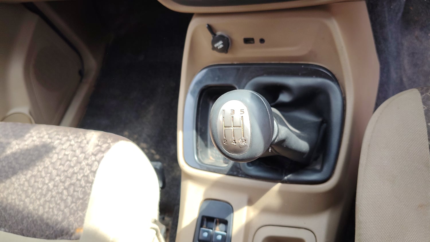 Used 2017 Mahindra TUV300 T8 mHAWK100 Diesel Manual interior GEAR  KNOB VIEW