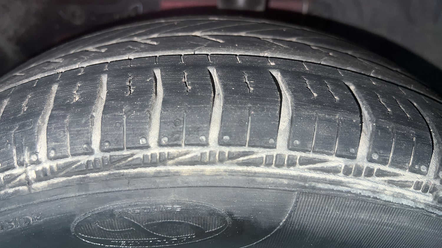 Used 2017 Ford Figo Aspire Titanium 1.2 Ti-VCT Petrol Manual tyres LEFT FRONT TYRE TREAD VIEW