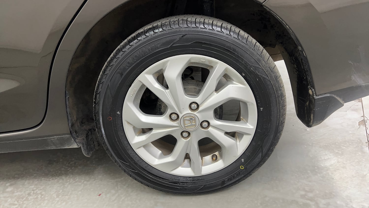 Used 2020 Honda Amaze 1.2 VX CVT Petrol Petrol Automatic tyres LEFT REAR TYRE RIM VIEW