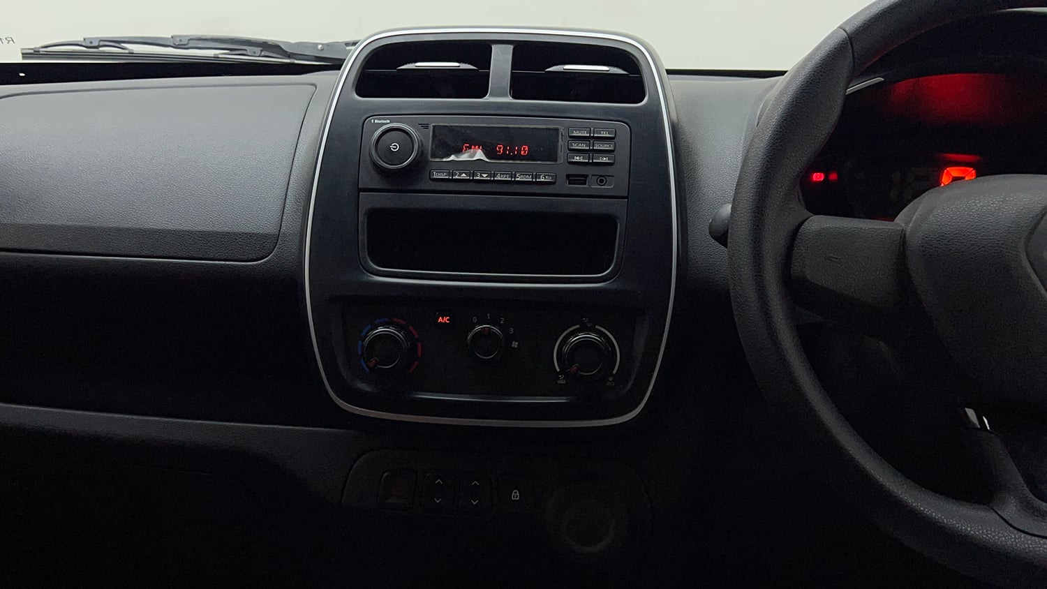 Used 2018 Renault Kwid RXL Petrol Manual interior MUSIC SYSTEM & AC CONTROL VIEW