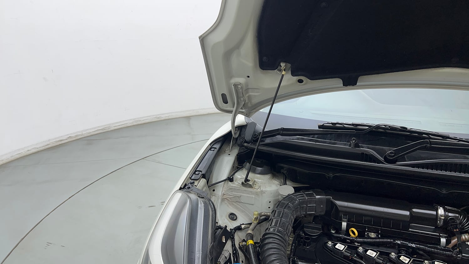 Used 2020 Maruti Suzuki Baleno Zeta Petrol Manual engine ENGINE RIGHT SIDE HINGE & APRON VIEW