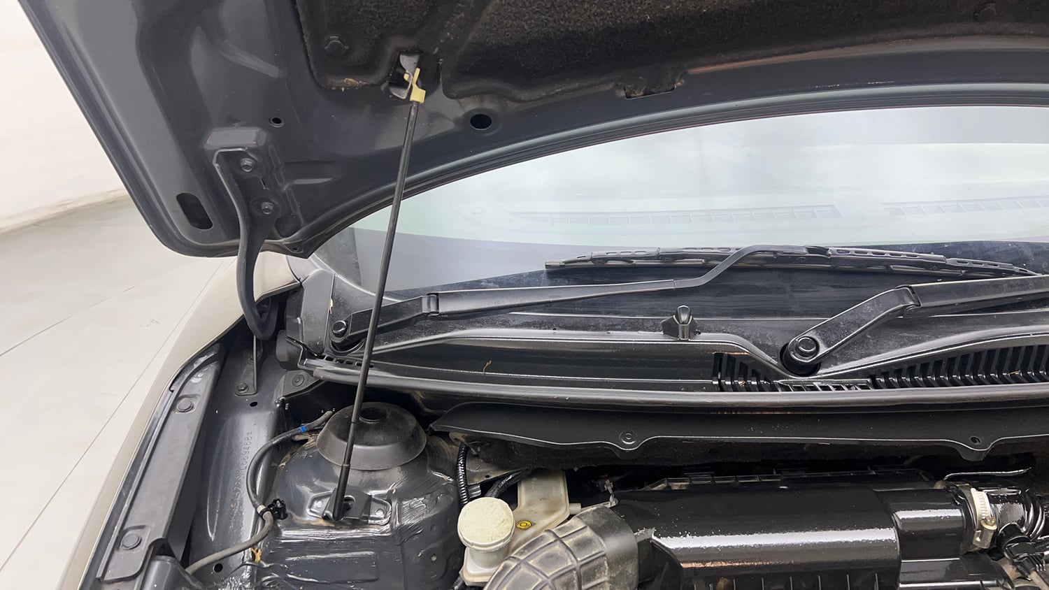 Used 2019 Maruti Suzuki Baleno Delta Petrol Manual engine ENGINE RIGHT SIDE HINGE & APRON VIEW