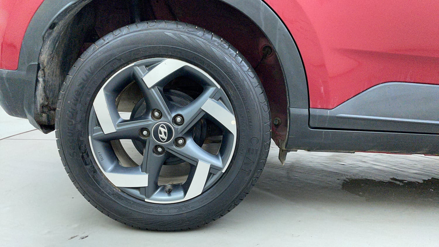 Used 2019 Hyundai Venue SX Plus 1.0 Turbo DCT Petrol Automatic tyres RIGHT REAR TYRE RIM VIEW