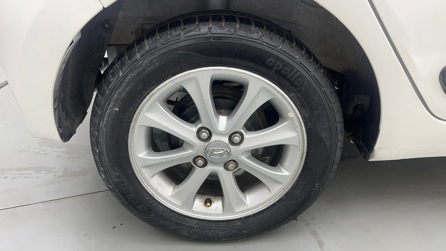 Used 2016 Hyundai Grand i10 Asta 1.2 Kappa VTVT Petrol Manual tyres RIGHT REAR TYRE RIM VIEW